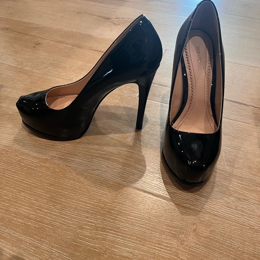 Pour La Victoire Glossy Black Heels